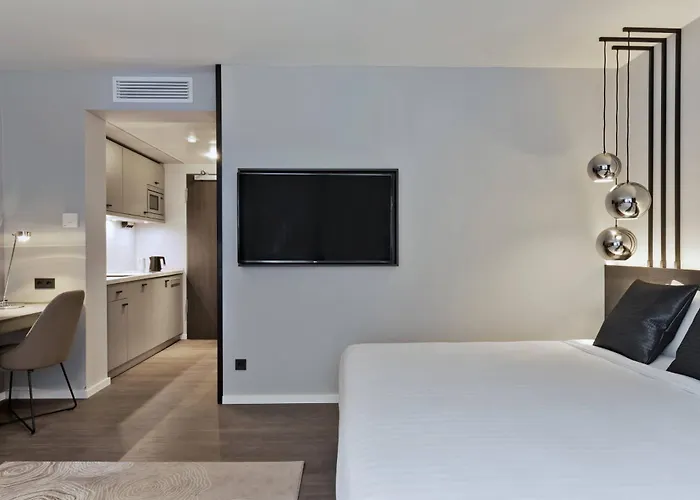 Hotel By Marriott Frankfurt Center 4*
