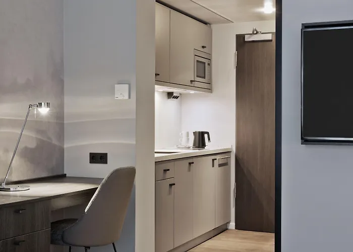 Hotel By Marriott Frankfurt Center 4*